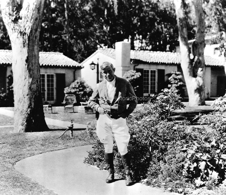 Will Rogers 1930 At the Beverly Hills Hotel wm.jpg